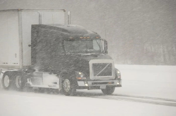 Estrategias esenciales de conducción en invierno para los camioneros